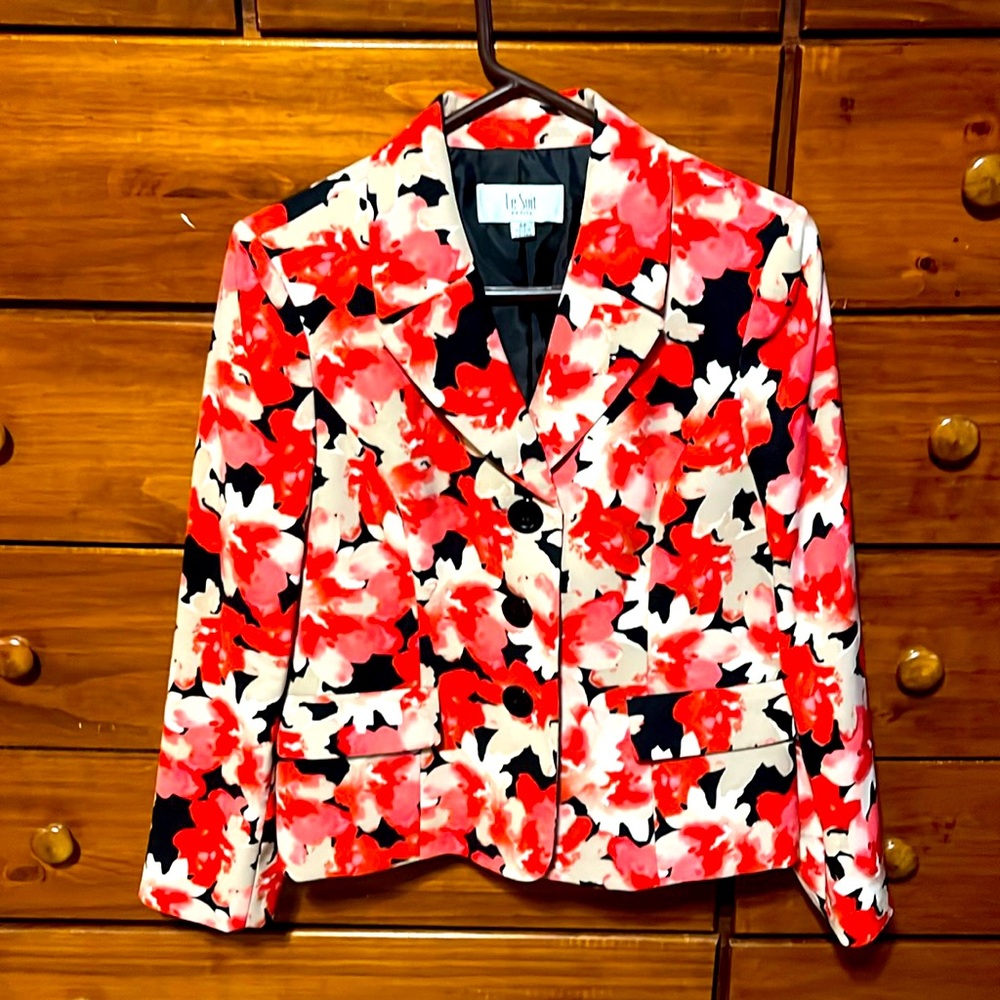 Le suit size 8